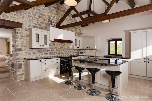 Shaker kitchen in barn conversion